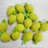 Colgantes hechos a mano terminados: caqui, cacahuete, manzana, fresa, melocotón, pera, llaveros, girasoles de hilo, productos tejidos al por mayor