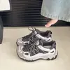 Sapatos baixos e finos fazem os pés parecerem velhos, tênis estilo pai, estilo retrô, sapatos novos, 2026, com cadarço, versátil, casual, esportivo, para crianças, primavera e outono
