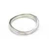 Nuevo Anillo Curvo Asimétrico de Diseño Ins Europeo y Americano para Mujer, Sentido del Diseño Ropa de Trabajo Versátil Anillo de Acero de Titanio Oro de 18K