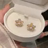 Pendientes de Botón de Flor de Perla y Circonita Estilo Retro Francés para Mujer Pendientes de Diseño de Nicho de Alta Gama Accesorios de Pendientes Elegantes Versátiles