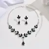 Conjunto de tres piezas con collar, pendientes y pulsera de diamantes de imitación, estilo europeo y americano, color rosa, azul y rojo, muy popular en Amazon.