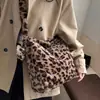 Bolso de Piel Otoño e Invierno Estilo Nuevo Bolso de Mujer Estampado de Leopardo Bolso de Hombro y Axila Gran Capacidad Bolso Cruzado Bolso de Felpa para Viajes