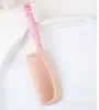 Venta al por mayor de peines suaves con forma de animalitos lindos, peines exquisitos para peinar el cabello, peines pequeños portátiles para estudiantes y peines de limpieza para el hogar para alisar el cabello