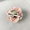 Corsage de Camelia Retro con Borde de Perlas Francesas Accesorios para Ropa Exterior Pequeño Tejido Fragante Broche con Pin Fijo Venta al por Mayor