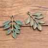 13 Accesorios Retro de Aleación para Bricolaje, Hojas Verdes con Pátina de Bronce, Dijes, Hojas Caladas, Conectores Redondos de Colgante de Árbol