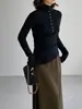 Suéter tejido versátil de cuello medio alto para mujer Jiangzuo, entallado a la cintura para otoño e invierno, corte ajustado, diseño irregular, A112