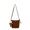 Bolsa de veludo fosco estilo balde coreana, uma bolsa de ombro estilosa e leve que pode ser carregada sob o braço, perfeita para o dia a dia, uso casual e uso versátil como transversal para mulheres.