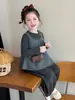 Conjunto de três peças de suéter e suspensório para meninas de comércio exterior, novo estilo coreano elegante para o outono de 2026, roupa infantil de peça única para dropshipping