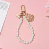 Llavero de concha de perla transfronterizo, colgante de metal en forma de corazón para bolso, accesorio de teléfono vintage con cuentas, llavero para coche