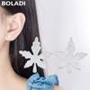 Agita el sonido mano rápida plata esterlina S925 sentido de alta gama nicho diseño de temperamento de flor aretes de lujo ligero aretes de hoja de arce para mujer venta al por mayor