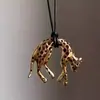 Colar com Pingente Vintage Leopardo Preto e Dourado para Mulheres, Corrente Longa para Suéter Fashionável Estilo Old Money, Acessório Gargantilha Doce Cool para Meninas Spicy