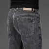 Jeans masculinos de alta qualidade para primavera e verão, corte reto, caimento slim, elástico, calça longa moderna de Guangzhou Xintang, estilo versátil de verão