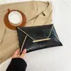 Bolso de sobre nuevo de moda personalizado europeo y americano 2026 otoño clutch casual bolso de mano para mujer simple elegante a la moda