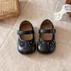 Sapatos Pequenos de Couro com Bolinhas Estilo Coreano para Meninas Nova Coleção Primavera/Outono 2026 Sola Macia Fivela Única Versátil Retrô Sapatos Individuais para Bebê