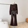 [Conjunto de Duas Peças] Moda Coreana para Primavera e Outono, Moletom Casual com Gola Assimétrica + Calça Boot Cut com Estampa Xadrez na Barra, um Conjunto Completo