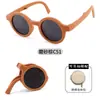 Las gafas de sol plegables para niños son elegantes y portátiles, adecuadas para viajar, protección solar y son versátiles para niños modernos que salen a la calle.