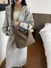 Bolso de hombro casual nuevo de gran capacidad con forma de nube, bolso versátil para el trabajo para mujer, bolso simple de color liso de nicho estilo coreano