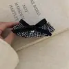 Estilo Preppy de Menina Coreana Saia Plissada Estampa de Leopardo Pied-de-poule Presilha de Banana Laço Pequeno Etiqueta Dourada Presilha de Rabo de Cavalo Acessório de Cabelo
