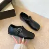 Zapatos de cuero de punta cuadrada 2026 moda corte profundo nuevo estilo europeo y americano que aumenta la altura para mujer, zapatos sencillos de una sola pieza con hebilla de cinturón para otoño