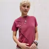 Camiseta cropped de manga curta estilo rua vintage, com grafite em inglês cursivo diagonal desgastado, gola redonda, ombro normal, caimento justo, casual