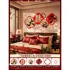 Decorando o quarto do noivo, a sala de estar e a varanda com grandes decorações de tecido penduradas para "Nossa família é feliz" e um conjunto completo de decorações festivas de casamento para a noiva