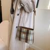 Bolsa feminina de inverno vintage de lã xadrez texturizada, grande capacidade, 2023, casual, moda, para ir ao trabalho, balde, crossbody, sob o braço