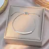 Pulseira Cruzada Europeia e Americana de Aço Titânio Nova, Não Desbota, para Mulheres, Fashion, Versátil, de Alto Padrão, Pulseira de Luxo Leve, Não Desbota