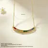 Colar com Pingente Geométrico de Arco Curvo Quadrado de Zircônia Arco-Íris de Luxo Leve para Mulheres Banhado a Cobre Zircônia de Alta Retenção de Cor Ornamento de Pingente Rosto Sorridente