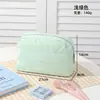 Bolsa de maquillaje de plumón simple de color sólido, ligera y portátil para viajar, bolsa de almacenamiento versátil de mano, bolsa de aseo impermeable multifuncional