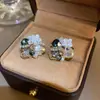 Mariposas Cayendo en Ramas de Primavera~Aretes de Flor de Cristal y Zirconia, Exquisitos Ganchos de Oreja Estilo Corte Francés, Aretes de Lujo Ligero para Mujeres con un Toque de Alta Gama