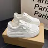 Zapatillas blancas de suela gruesa para mujer que aumentan la altura, malla transpirable, nuevo modelo 2026, zapatillas deportivas casual versátiles para primavera/verano