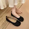 Zapatos planos bajos para mujer 2026, color liso, zapatos casuales de moda perforados para uso en exteriores, zapatos de una sola pieza huecos, nuevo modelo de primavera y otoño