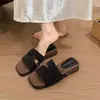 Pantuflas de mujer elegantes y llamativas, nuevo diseño de moda 2026, punta redonda, ajuste cómodo, color liso, punta cuadrada, estilo de una tira