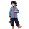 Chaqueta recorta-vientos para niño, modelo de primavera y otoño, nueva chaqueta con capucha tres en uno 2026, top de otoño moderno y a la moda para niños