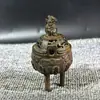 Trípode de Tres Patas con Dos Orejas Estilo Antiguo con Bestia Mítica León Quemador de Incienso de Cobre Adorno Decoración del Hogar Artesanías Creativas Venta al por Mayor
