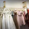 Arara de Vestido de Noiva Dourada Suporte de Exibição de Alta Qualidade Loja de Vestidos de Noiva Vestido Formal Vestido Xiuhe Cabide de Pendurar Estúdio Fotográfico Montado na Parede Pendurado Lateral