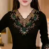 Camiseta de cuello en V calada y adornada con pedrería, nuevo estilo de moda otoño/invierno para mujeres de mediana edad y mayores, top de capa base adelgazante y que favorece la figura