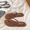 Chanclas de moda con estampado de leopardo para mujer, nuevas sandalias de dedo planas antideslizantes para la playa, casuales de verano