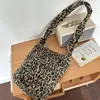 Bolsa Saco Pelúcia Estampa Leopardo Retrô Outono/Inverno 2025 Bolsa Tiracolo de Grande Capacidade Bolsa de Ombro Casual Lona para Estudantes