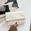 Bolsa de poá para mulheres, nova coleção de outono 2026, super moderna, requintada, bolsa quadrada pequena versátil estilo envelope, adequada para o trabalho e eventos noturnos