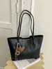 Bolsa de mano retro de alta gama para mujer, nueva colección de otoño 2026, bolsa de gran capacidad para el día a día, bolso de hombro exquisito y versátil