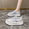 Zapatos casuales de plataforma gruesa para mujer con aumento de altura interno, nuevo modelo primavera 2026, aspecto desgastado y envejecido, cómodos, ligeros, zapatillas versátiles con aumento de altura