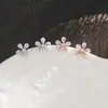 Pendientes de Flor Incrustados con Diamantes tipo Cristal con un Ambiente de Primavera y Verano, Brazaletes de Oreja de Flor de Cerezo de Cinco Pétalos, Pendientes de Chica Fresca y Dulce Estilo Japonés