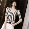 2026 Novo Suéter de Tricô Feminino de Manga Curta para Primavera e Verão com Decote V Listrado de Meia-Manga Tendência Slim-Fit Base de Camiseta de Algodão