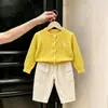 Roupas infantis estilo coreano coleção outono 2026: cardigã de tricô com tranças amarelo bordado e calça casual de perna larga para meninos e meninas