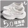 Sapatos perfurados de primavera e verão, design de peça única para casais, calçado casual para atividades ao ar livre, material EVA de cobertura total, solas antiderrapantes acolchoadas, aumento de altura