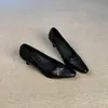 Versão em pele de ovelha de sapatos rasos simples e elegantes de bico quadrado pequeno para mulheres, adequados para o trajeto para o trabalho e trabalho profissional, saltos altos versáteis de alta qualidade