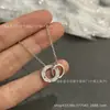 Colar de Anel Duplo V Dourado de Alta Qualidade para Mulheres, Ouro Rosa 18K com Série de Diamantes, Corrente para Clavícula, Acabamento de Precisão CNC, Banho de Ouro Espesso Não Desbota, Estilo Ins