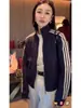 Sudadera de estilo americano de manga larga con cuello alto y tres rayas para mujer, chaqueta corta de béisbol casual deportiva 2026