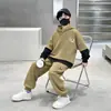 Conjunto Fashionável Outono 2026 para Meninos de Crianças Médias e Maiores Moletom com Capuz e Calça de Moletom Cor Blocada Faux Duas Peças Lindo para Crianças